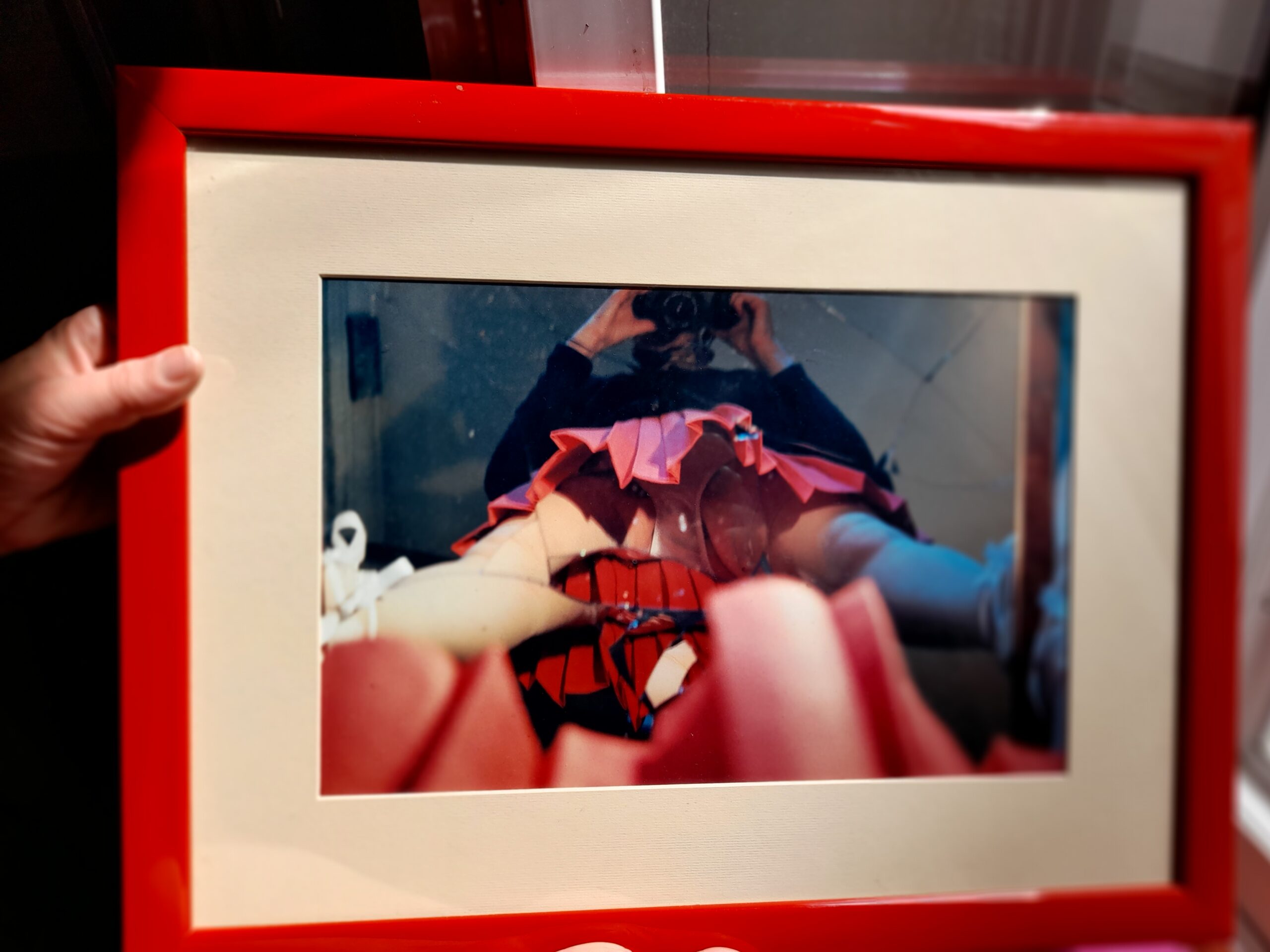 Autoportrait de Martine Debair avec miroir brisé