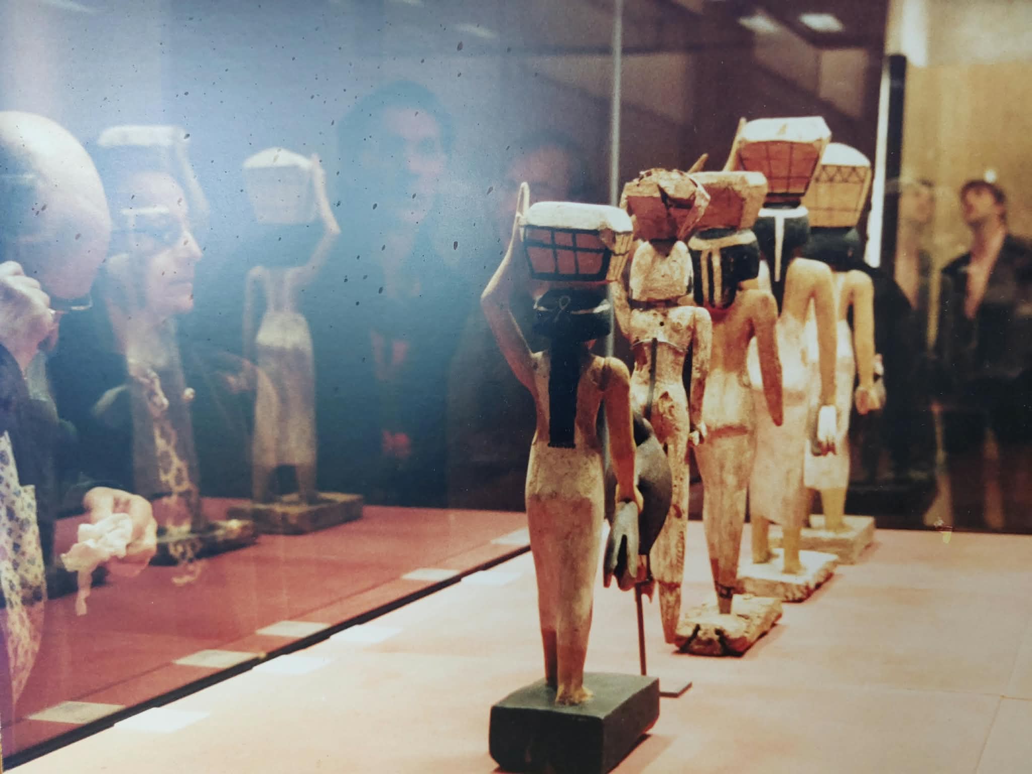Historiens se penchant sur les créations du passé, photographie réalisée au Louvre